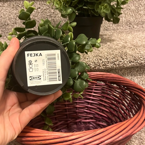 2 fake plants in wooden basket - Picture 4 of 6